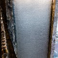 Текстурный водопад по поверхности сетки из нержавеющей стали