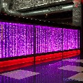Пузырьковая колоннада в оформлении барной стойки ночного клуба