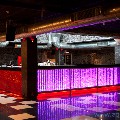 Пузырьковая колоннада в оформлении барной стойки ночного клуба