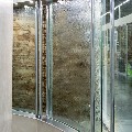 Водопад по дугообразному (моллированному) стеклу. Отделка - шлифованная нержавеющая сталь.