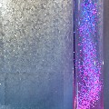Водопад по стеклу с белым фоном и внешней подсветкой