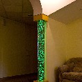 Пузырьковая колонна с пластиковой платформой в отделке холла