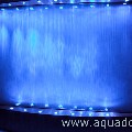 Водопад по стеклу длиной 3 м, высотой 2,5 м, с верхней и нижней rgb-подсветкой