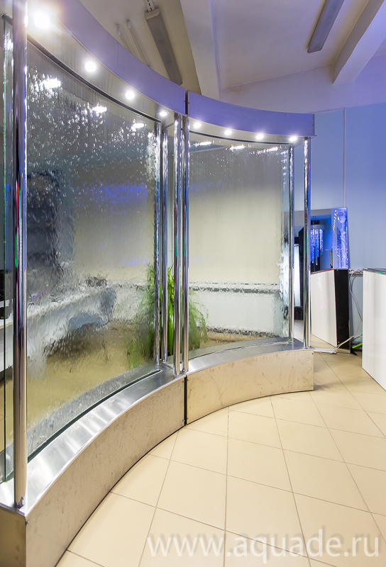 Водопад открытый по моллированному стеклу, дугообразный Водопад открытый по моллированному стеклу, дугообразный